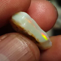 9.85 Carats Coober pedy opal rough - 1