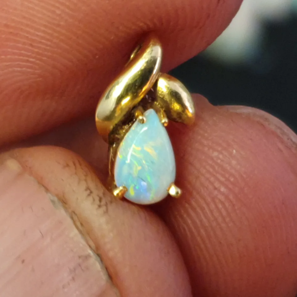 Coober Pedy pendant in gold